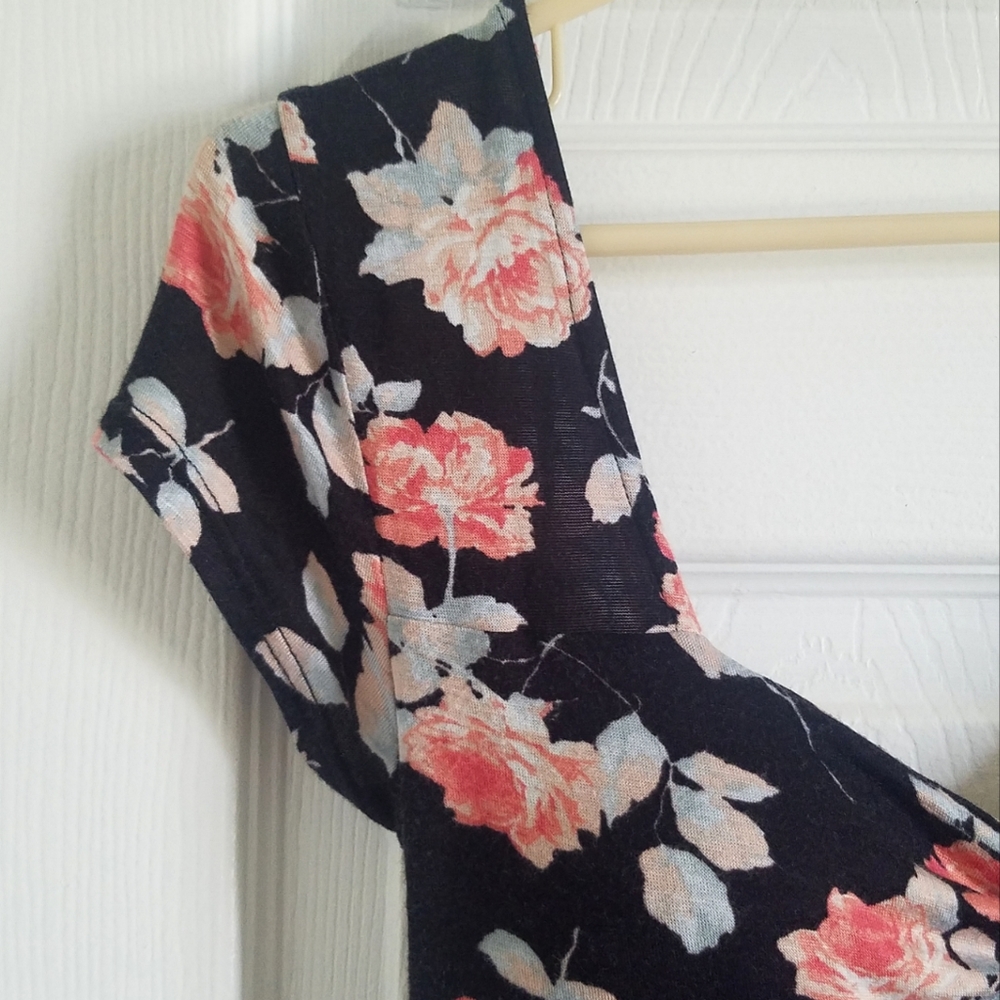 PINS & NEEDLES Black Floral Crop Top Small UO NWT - Picture 4 of 9
